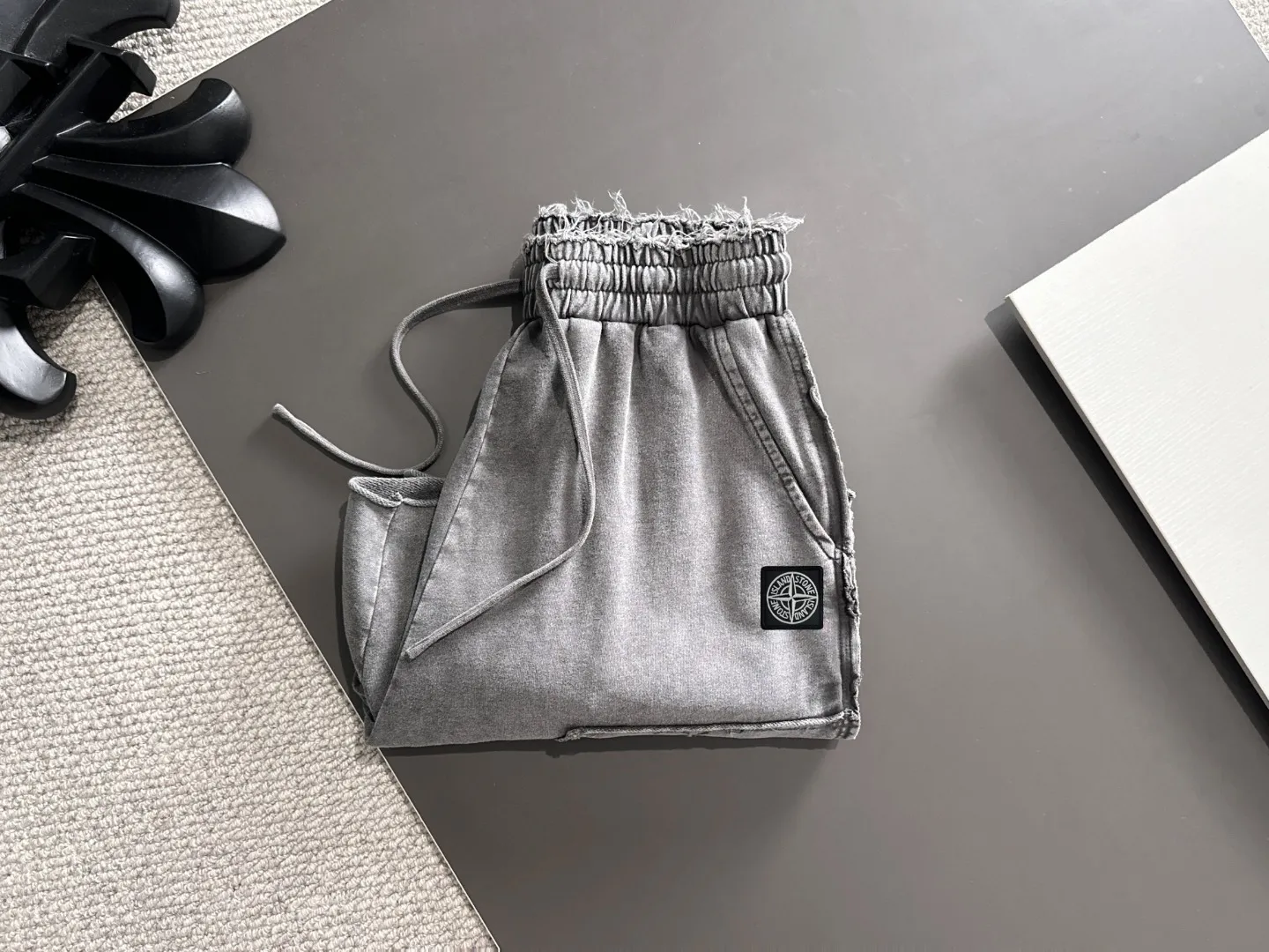 🅿️330 shipped next day, high quality Stone lsland/Stone Island 2025 spring and summer new elastic band casual color-washed loose shorts, two needle stitches at the trouser hem, fine and firm stitching, counter-customized fabrics with high breathability and comfort, impeccable details, brand element design concept, reflecting high quality. It feels delicate and soft! It presents a casual cut and the upper body shape is great! Size: S-XXL
